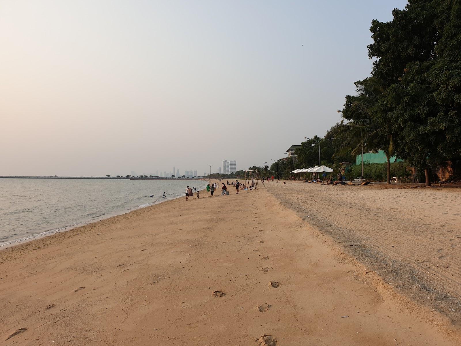 Sandee Ban Ampoe Beach, Wat Amparam